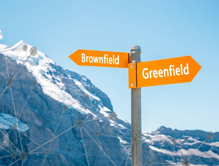 Wegekreuz zeigt in zwei Richtungen, und zwar mit der Aufschrift Brownfield und Greenfield
